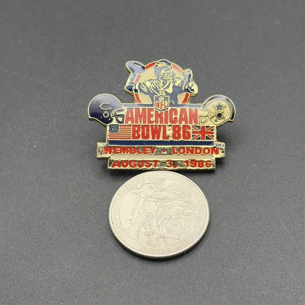 American Bowl NFL Wembley London 1986 Chicago Bears Dallas Cowboys Lapel Hat Pin